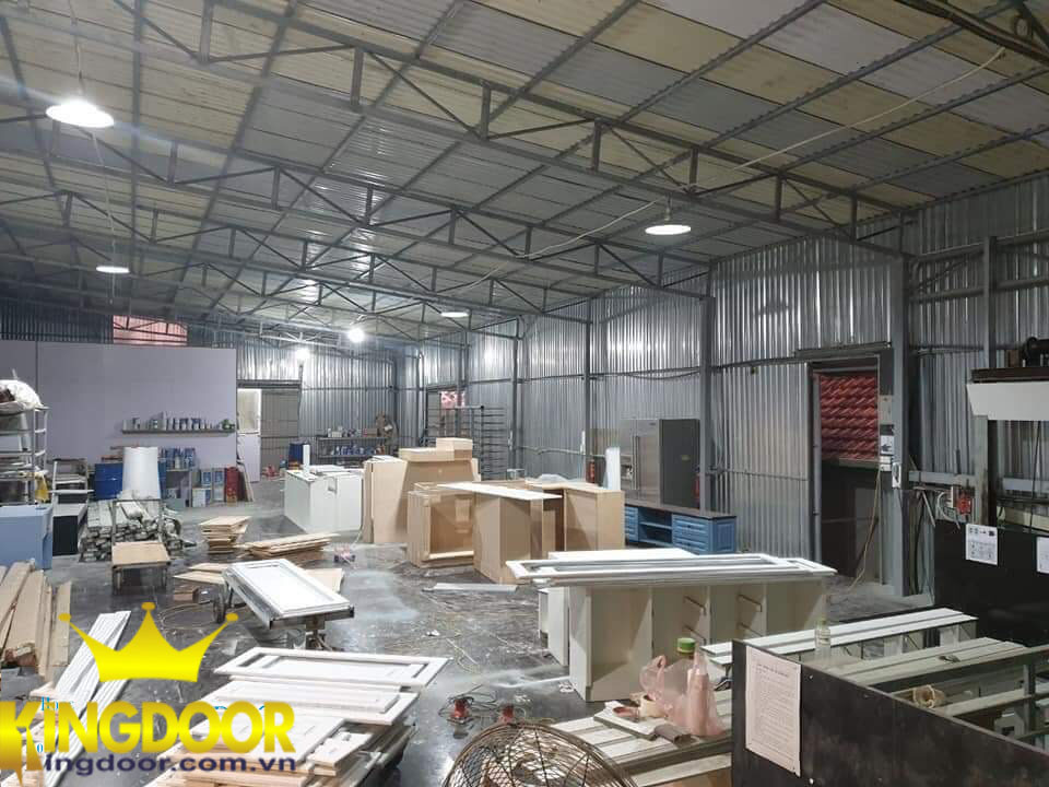 xưởng sản xuất cửa nhựa composite kingdoor