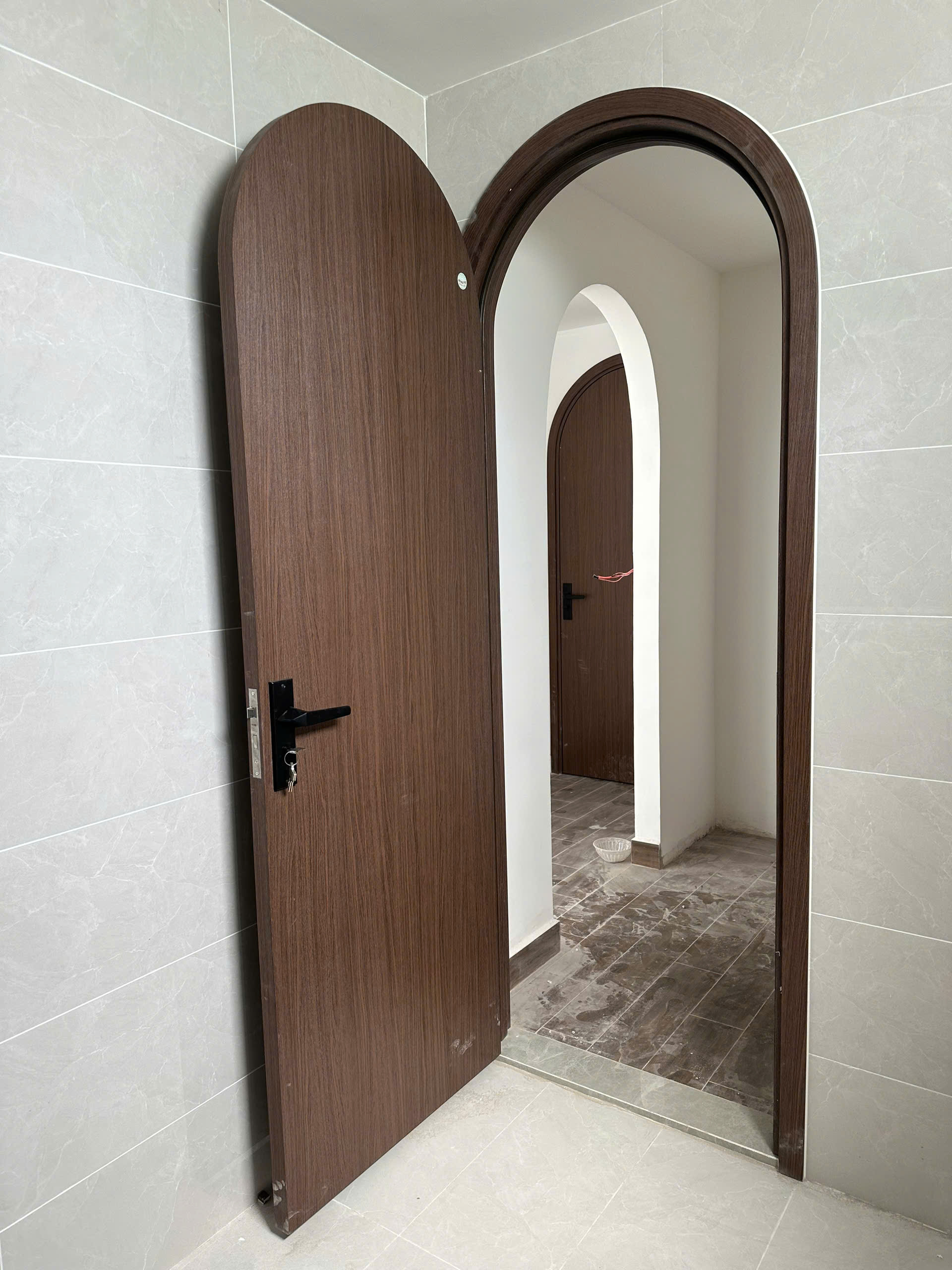 Cửa vòm nhựa giả gỗ composite có ô kính